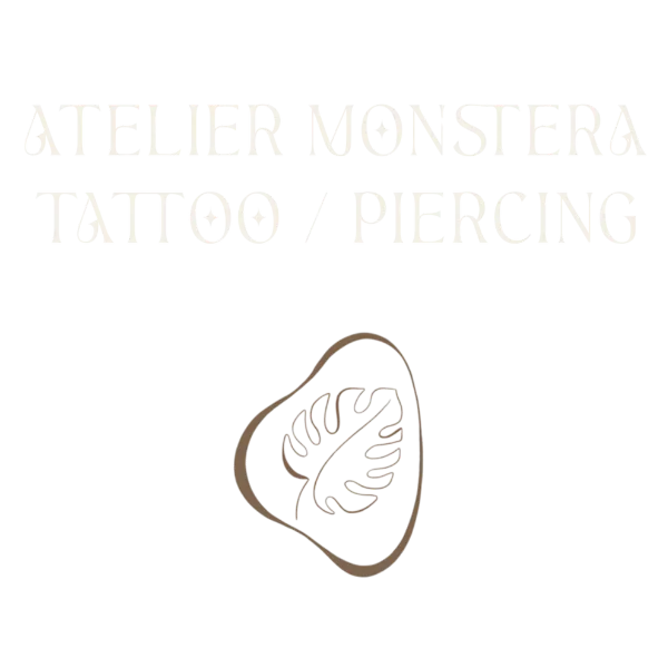 Logo de l'Atelier Monstera, spécialisé en tatouage et piercing, avec un dessin de feuille stylisée.