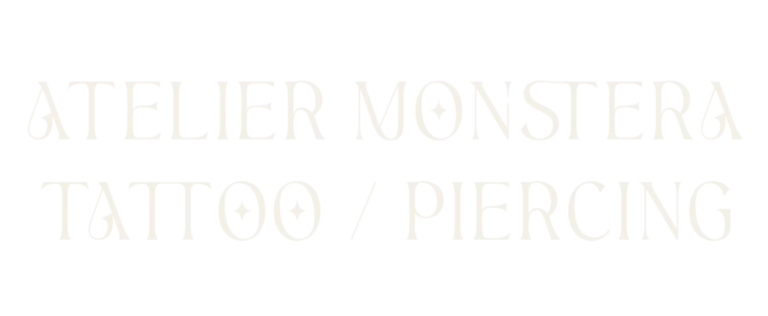 Atelier Monstera : tatouage et piercing. Texte blanc sur fond noir.