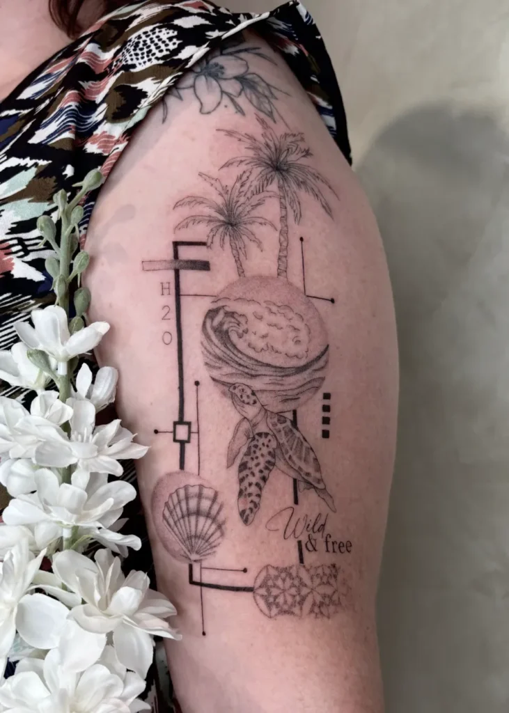 Tatouage représentant une île avec des palmiers, une vague, une tortue, un coquillage et la mention "Wild & free".