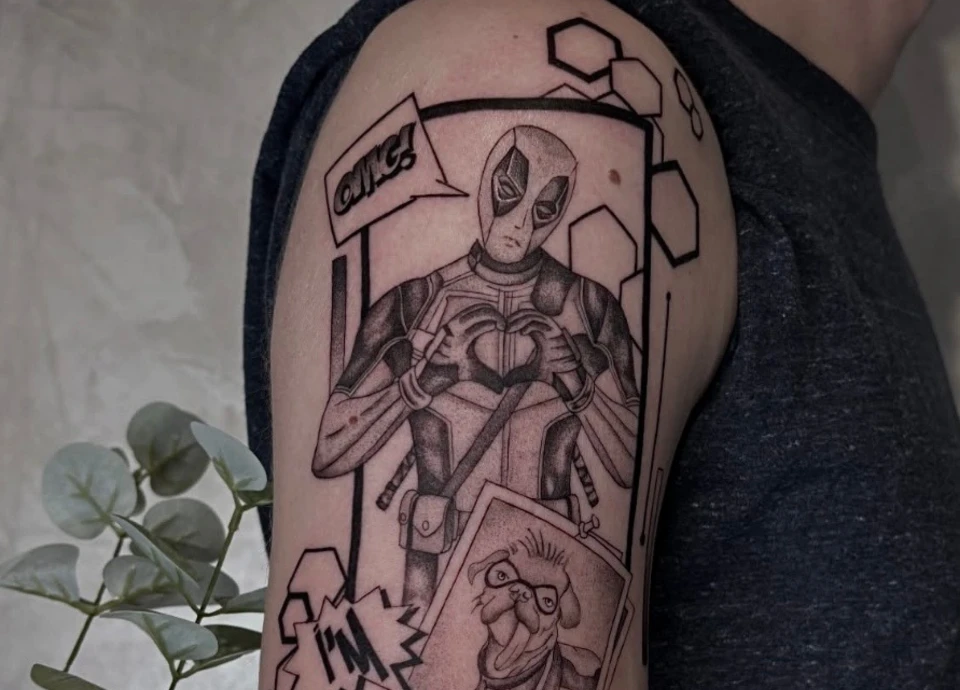 Tatouage de Deadpool faisant un cœur avec ses mains, avec une bulle "OMG!" et une carte d'un chien aux lunettes.